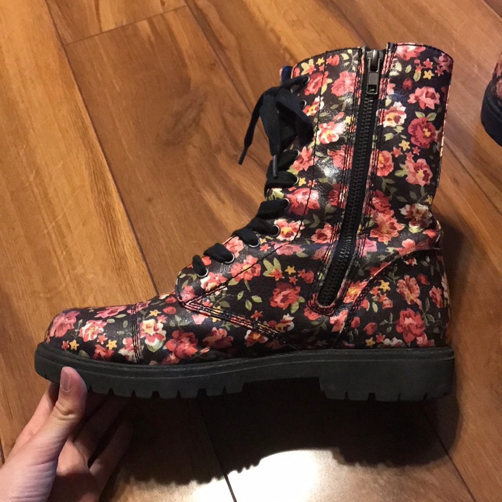 MAKE AN OFFER! 🌸 Steve Madden Floral Combat Boots